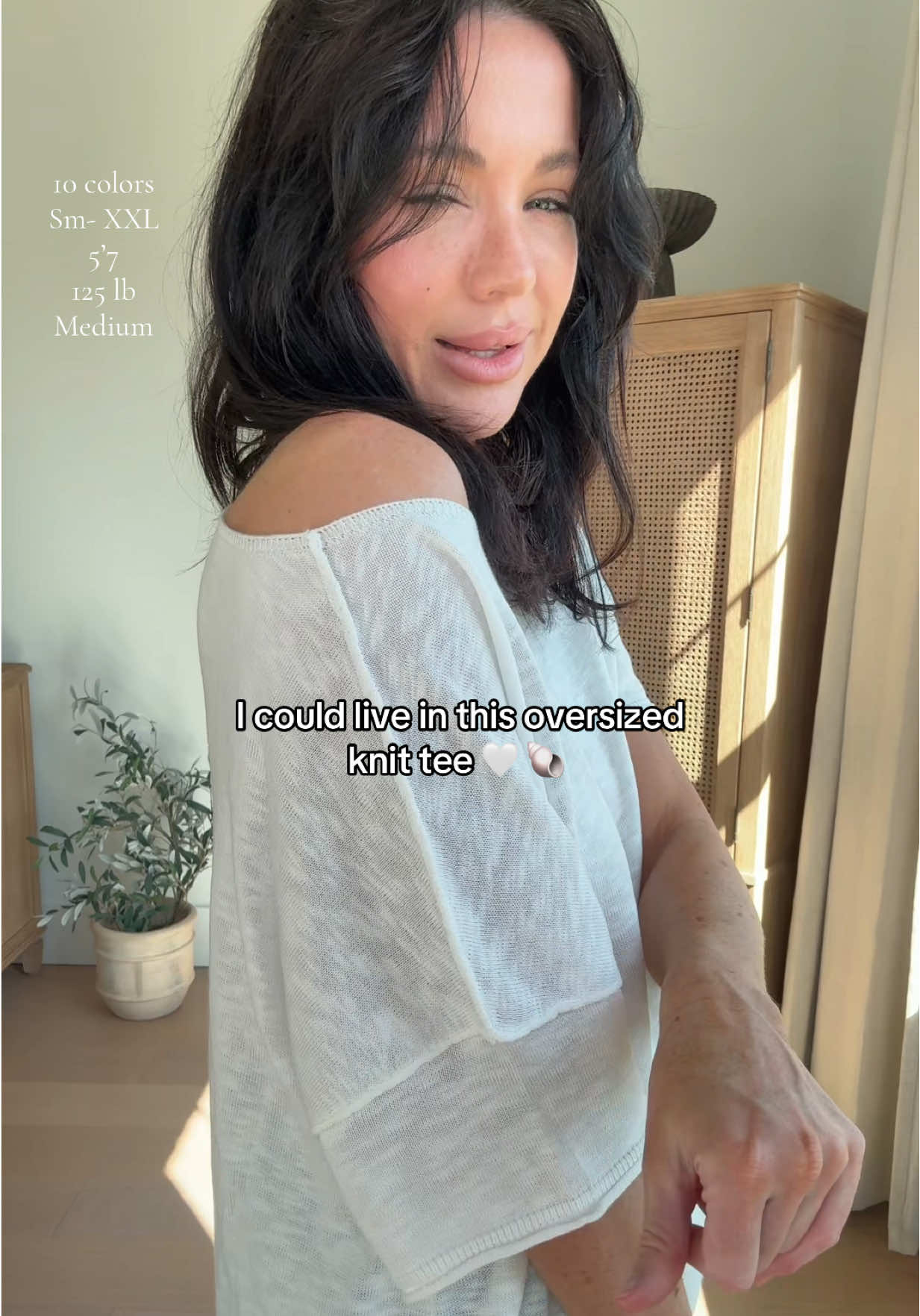 The relaxed slouchy look of this oversized tee is DEF giving those boho beach vibes. Such a high quality find 🤍🫰🏼  #knittop #oversizedtshirt #casualoutfits #summerstyle #springstyle #teeshirt #tshirt #basics 