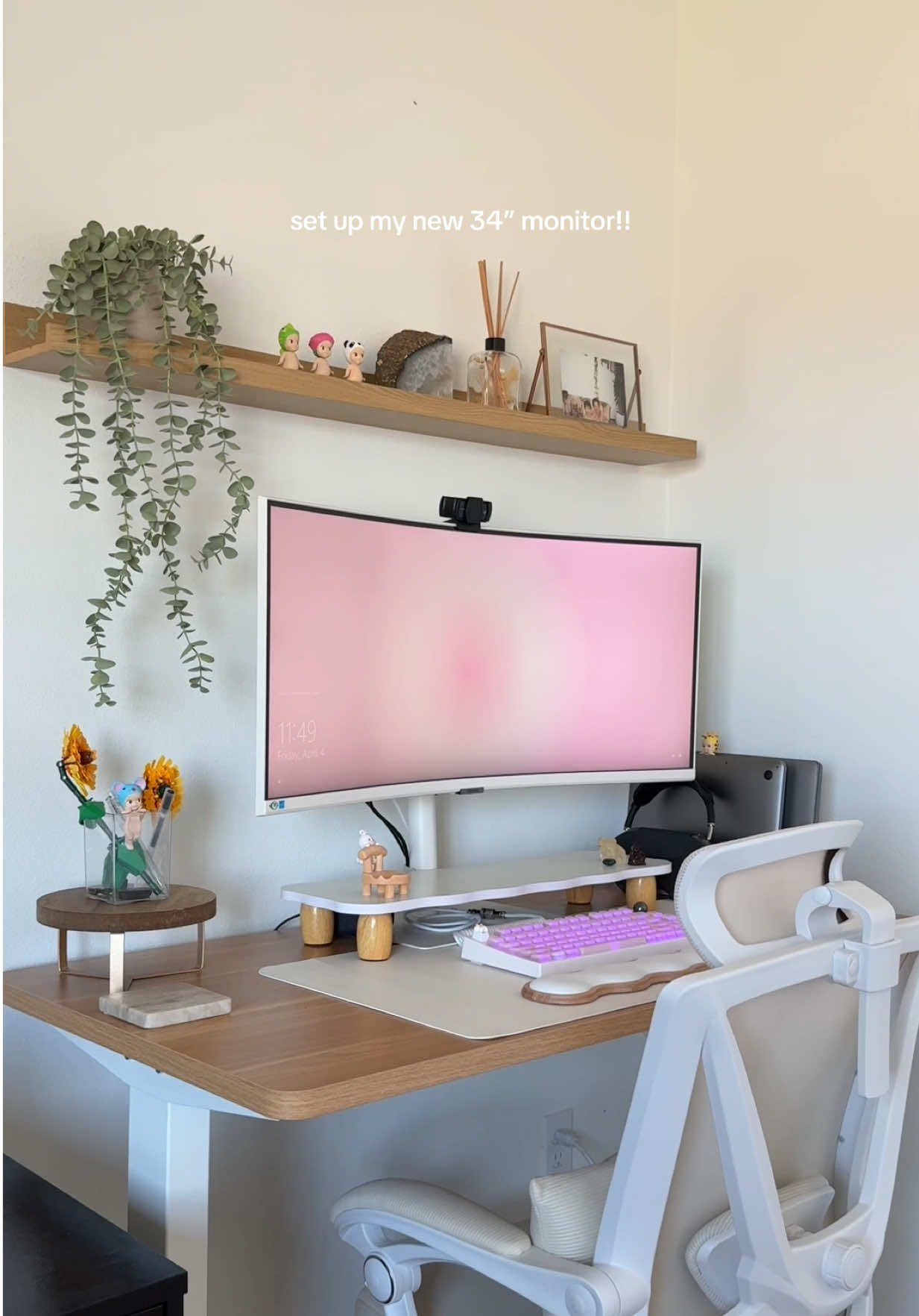 set up my new monitor with me!! 💗👩🏻‍💻 • #wfh #wfhlife #homeoffice #desksetup #aesthetic #finance #quant #cozydesksetup #sonnyangel 