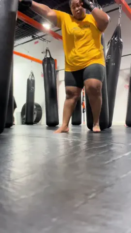 Back to some basic no one laugh at my teeps I’m short lmao #muaythaitraining #muaythai #muayying #plusizemuaythai #weightloss 