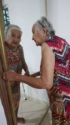a amiga do espelho... #idoso #cuidandodaavó #demencia #alzheimer #viral_video 