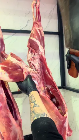 Qengj i freskët 🐑✨, nga ferma në sofrën tuaj, me dashuri, pastërti dhe përkushtim në çdo hap 🔥 #albidea #numberone #albideavlore #butcheryshop #meat #vlore #butchery #freshsausage #porchetta #sausage #QengjFreskët #TraditëMeStandard #ShijeAutentike #GatimProfesional 