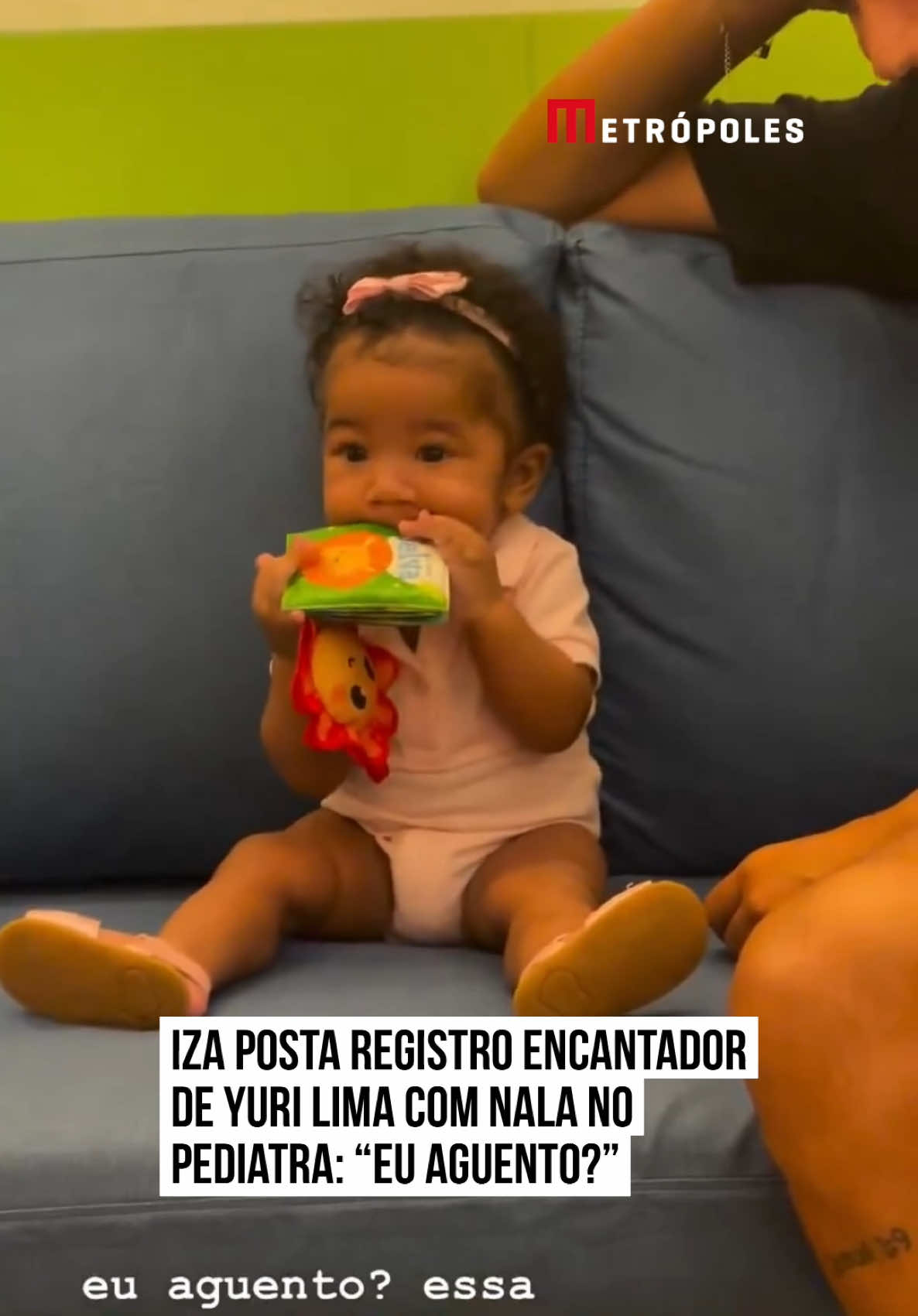 A #cantora #Iza usou o seu perfil no Instagram na tarde deste sábado (5/4) para publicar um registro da #filha, #Nala, com #YuriLima, companheiro da artista e #pai da pequena. Na postagem, a filha do casal aparece sentada em um consultório pediátrico, enquanto o pai a observa brincar. No registro, a cantora escreve: “Eu aguento? Essa neném sentadinha com 5 meses? Dia de #pediatra”. #EntretÊNews 🎥 iza (Instagram)