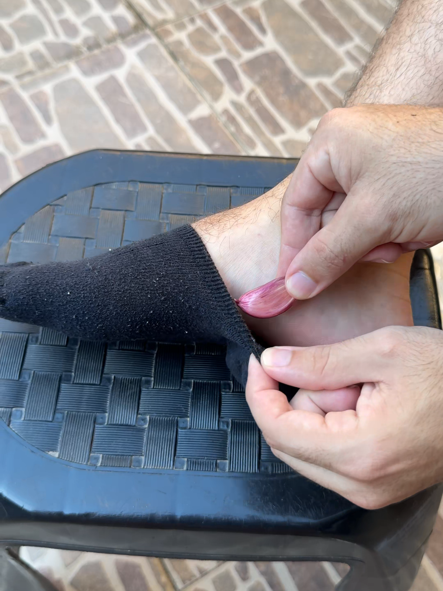 Put a clove of garlic on your feet and you won't believe the results! #lifehacks #homehacks #footpain #pain #healthy #garlic
