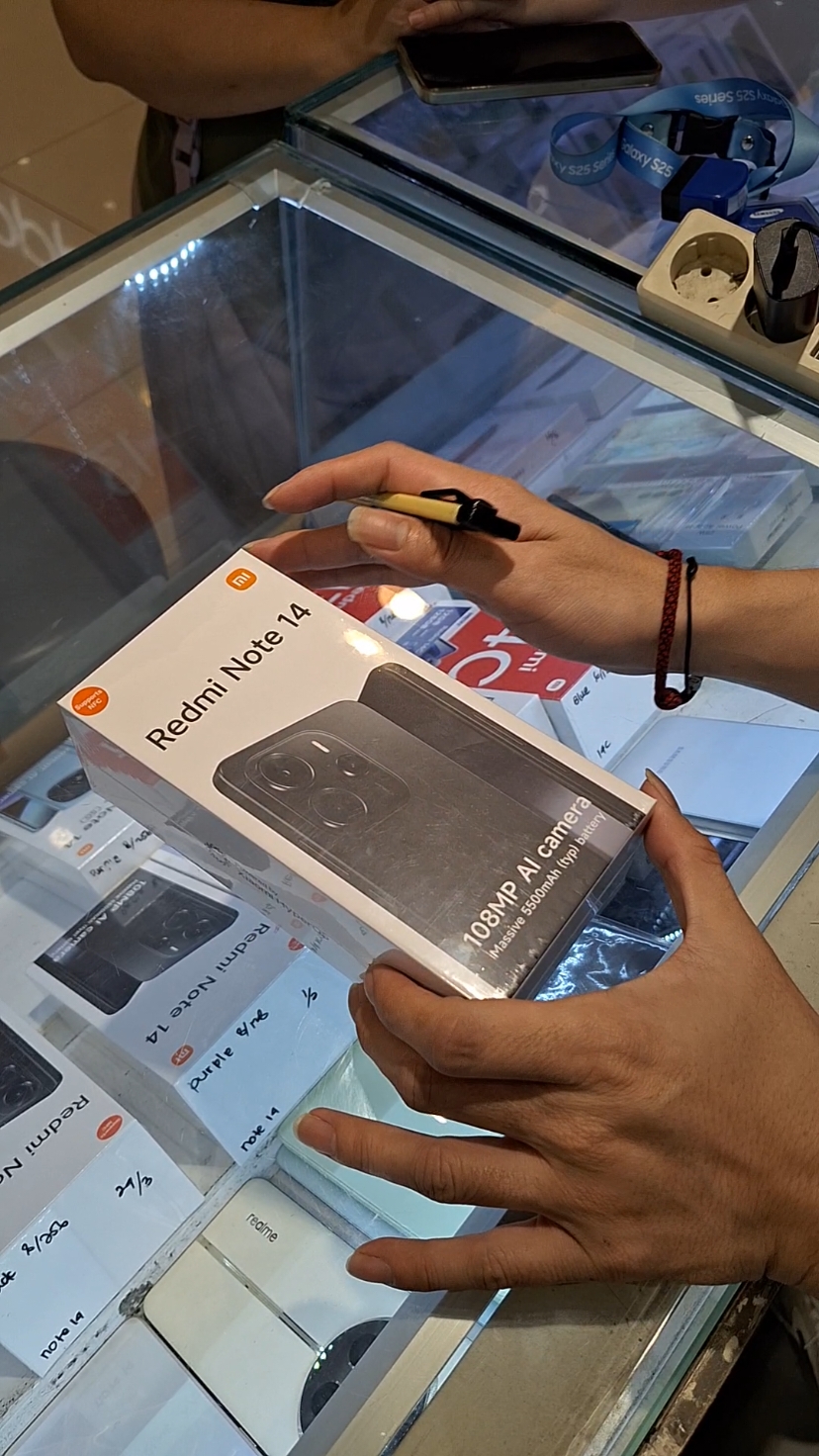 Nah buat yang kemarin nanyain series redmi note 14 4G nya nih mimin unboxing yg series 8/256 variant warna Purple (ungu) , yang mau bisa chat dm/bisa cek keranjang kuning ya ✅️ #redminote14  #kredit  #berandafypシ  #pyfツ  #masukberanda  #gadget  #xiaomiredmi  #tangcitymall  #pyfffffffffffffffffffffffffffffffff 