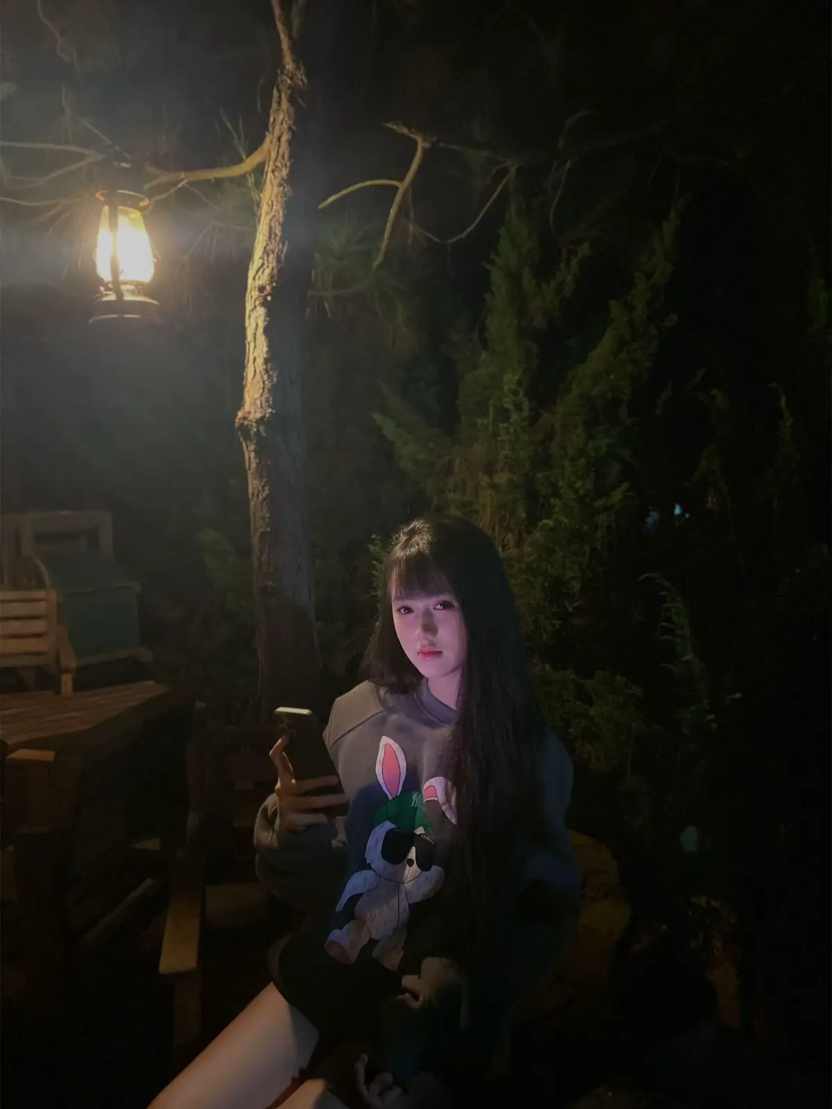 Dưới ánh đèn khuya, em như mảnh trăng mờ. Một câu thơ đơn giản mà gợi cảm xúc nhẹ nhàng, hòa cùng không gian tĩnh lặng trong ảnh. Muốn mình viết thêm vài câu nối tiếp không?💞💞#fyp #viral #buon_tam_trang #xuhuong #tinhyeu 