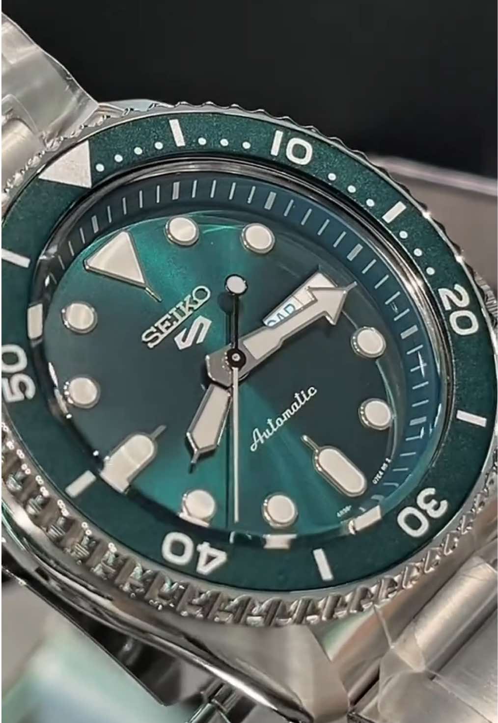 Seiko 5 Sports SRPD61K một chiếc dial xanh lục bảo siêu cuốn #trending #watch #vairalvideo #tiktokviral #sieupham #donghochinhhang #seiko #seiko5 #japan 