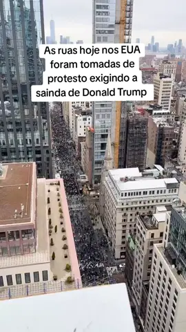 Milhares de pessoas tomam as ruas nos Estados Unidos hoje, em protestos massivos contra Donald Trump. Manifestantes em diversas cidades pedem sua saída imediata. A ousadia da extrema-direita mostra sinais de fragilidade antes mesmo de completar um ano no poder. #politics #politica #tiktokviral #tik_tok #tiktoknews #us #for #us #brasil 