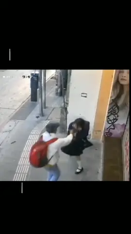 Lima._Motorizado ayuda a estudiante a frustrar robo de sus pertenencias, al ver este hecho los transeúntes ayudaron a capturarlo. #Noticias #florcitaCor #brisslove 