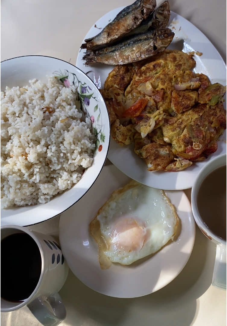 Breakfast! #eggwithtomatoesonion #sunnysideupegg #tuyo #sinangag #coffee #fyp #Foodie 