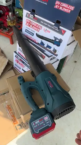 Máy Thổi Bụi / Thổi Lá Dùng Pin BOSHUN BS-RB06PRO Công Suất Lớn 850W, Chỉnh 6 Cấp Tốc Độ, 12 Cánh Quạt -                                Thương hiệu: BOSHUN              THÔNG SỐ KỸ THUẬT                          - Chức năng: Thổi lá, thổi bụi...           - Model máy: BOSHUN BS-RB06PRO - Điều chỉnh 6 cấp tốc độ - Tốc độ thổi tối đa : 40m/s                                - Lưu lượng gió: 680m3/h                    - Công suất: 850W                              - Động cơ lớn: 12 cánh quạt                 - Tốc độ tải: 0 - 22.500rpm                 - BỘ SẢN PHẨM GỒM: THÂN MÁY + 02 PIN 15CELL + 1 ĐẾ SẠC PIN           * LƯU Ý : SẢN PHẨM CÓ NHIỀU PHÂN LOẠI, NHIỀU MỨC GIÁ, QUÝ KHÁCH BẤM VÀO MUA HÀNG SẼ HIỆN THỊ RA CÁC MỨC GIÁ VÀ PHÂN LOẠI RÕ RÀNG. 