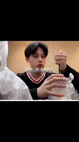 James eating so cute 🤏🥺❤️ #bighitnbg #bighitnewboygroup #bighit #jamestrainee #alas #bighitmusic #hybe #hybelabels #bighittrainee #james #zhaoyufan  #traineebighit #bhnbg #fyp #traineea #trainee  #kpop #jamestraineea #traineeajames #foryou 