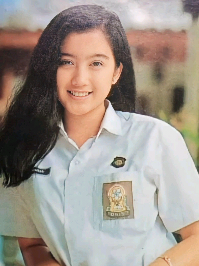 Tenda Biru merupakan sebuah album ketiga karya penyanyi sekaligus aktris Indonesia, Desy Ratnasari. Album ini dirilis pada tahun 1996. Album ini melejitkan hits 