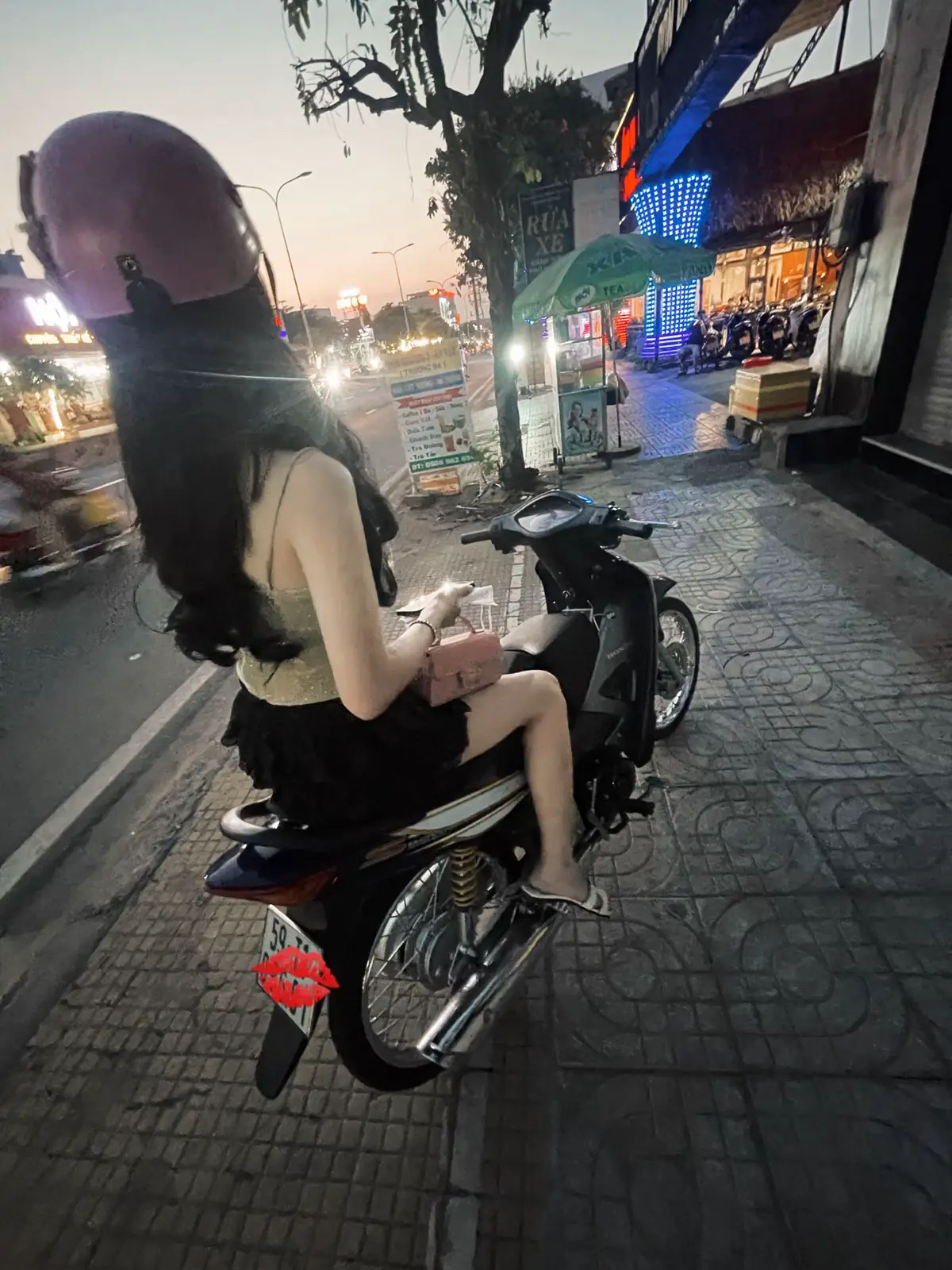 “Yêu một người không phải là tìm thấy sự hoàn hảo ở họ, mà là chấp nhận những điều chưa hoàn hảo, cùng nhau hoàn thiện. Em không cần một tình yêu ồn ào, chỉ cần một người luôn ở đó, lặng lẽ nắm tay em qua mọi giông bão.”#xuhuongtiktok #trending?sound🔥fyp📣foryou🥺🥺🥺 #dúo #anime #loveyourself #ước_lên_xu_hướng #jungkook #explore #How #keşfet #dance 