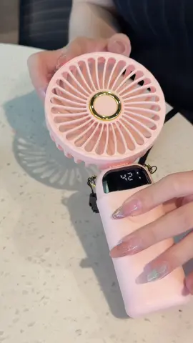 Quạt mini năm cấp gió, pin trâu