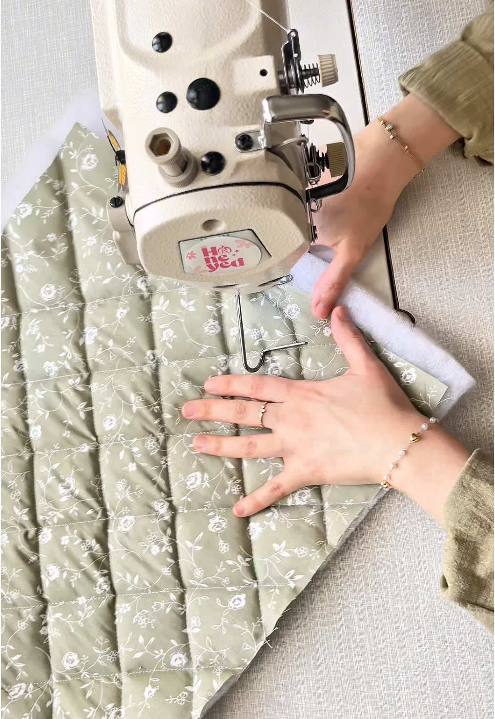 green puff laptop sleeve🕊️ quilted and cotton fabrics🌼 #laptopsleeve #fypage #aesthetic #sewing #giftideas #mothersdaygift 