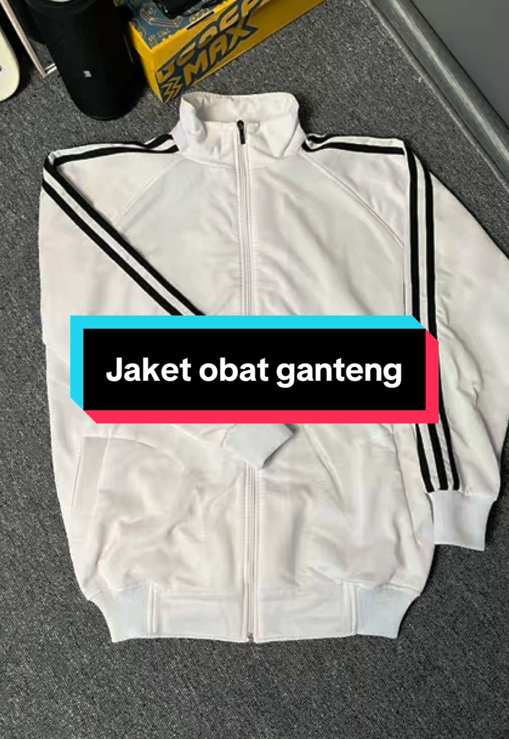 Kalo pake jaket ini gantengnya kebangetan, nyesel kalo nggk beli stoknya terbatas. #tractop #jakettracktop #jaketcasual #fyp 