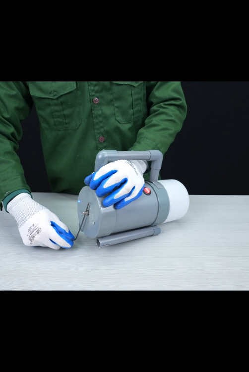 Make a flashlight using the motor in an old fan that lasts 10 years without needing to be charged.