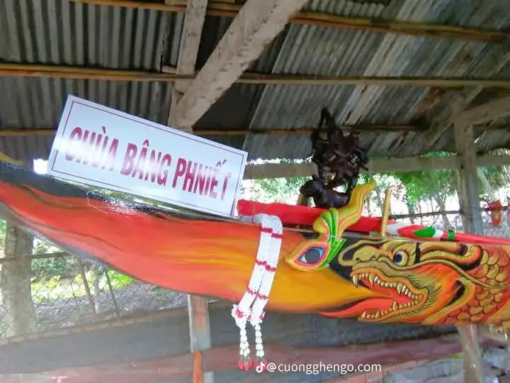 ghe ngo chùa bâng phniết 