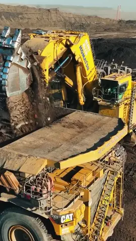 movement that pleases the eye 😬 #komatsupc8000 #excavatorterbesardidunia #excavator #excavators #excavatorlife #excavatoroperator #lewatberandamu #fyppppppppppppppppppppppp #foryoupage #excavatortiktok 