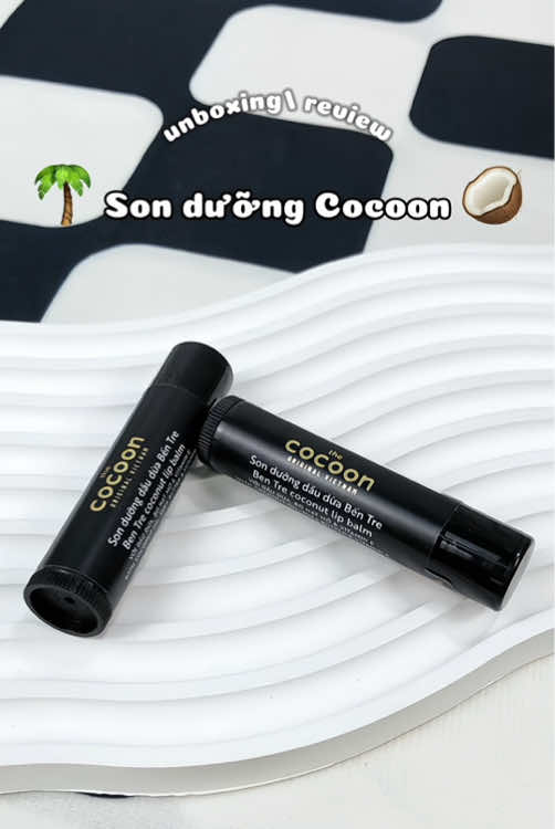 ✨ Dưỡng môi xinh – xịn – mịn với son dưỡng dầu dừa Bến Tre Cocoon ! 🌴🥥 Chiết xuất tự nhiên, mềm môi tức thì, thơm nhẹ mùi dừa siêu dễ chịu. Môi khô, nứt nẻ ? Có Cocoon lo ! Dưỡng ẩm sâu – cực kỳ thích hợp dùng hằng ngày nha ! #Cocoon #SonDuongMoi #DuongMoiTuNhien #CocoonVietnam #BenTreCoconut #LipCare #BeautyTok #ReviewSonDuong #TikTokMadeMeBuyIt #XuhuongLamDep #SonDuongXinh #choichanday #unboxing #review 