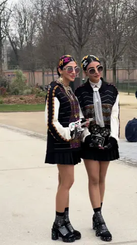 Décryptage du look des jumelles Snehal et Jyoti Babani lors du défilé Chanel 👀  Vous validez le look Disco with Coco ? ✨ #chanel #chanelbag #chanelbeauty #defiledemode #fashionweek #parisfashionweek #interview #interviewmode #mode 