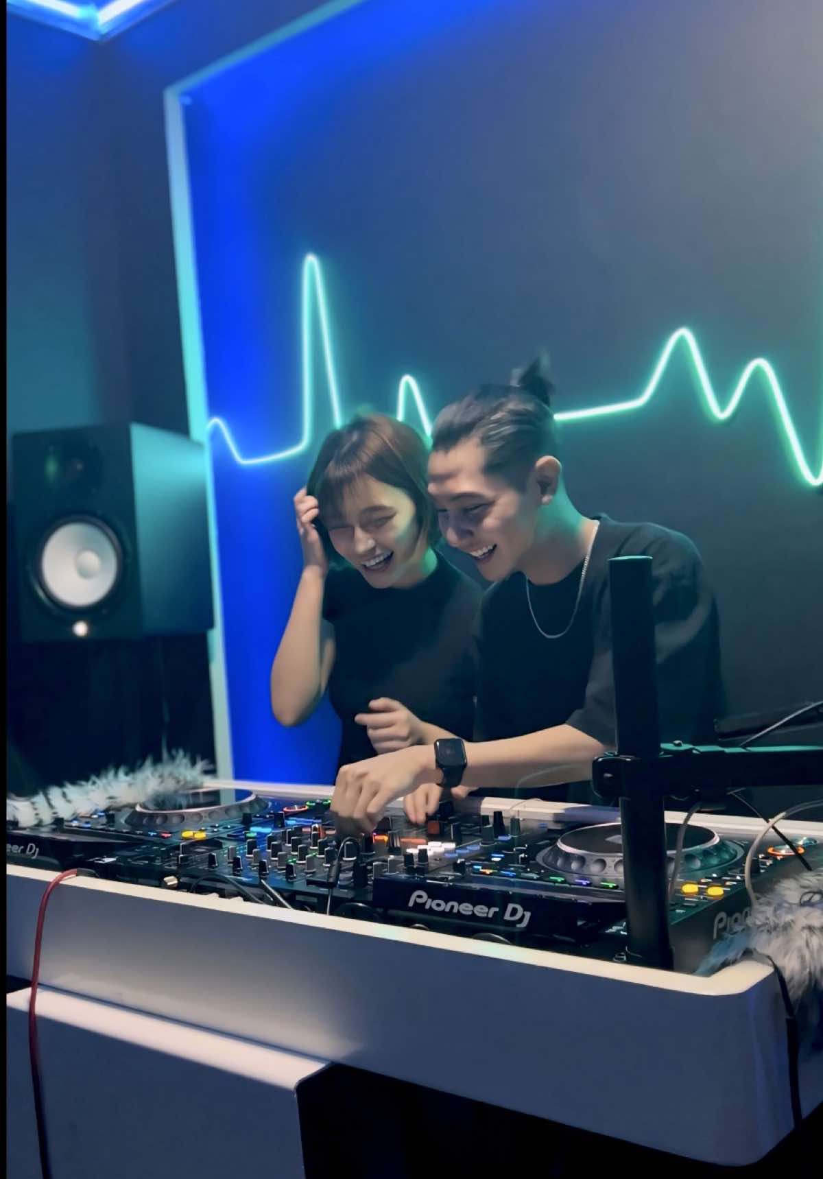 Maap yaa kita lagi seruseruan 😭🙌🏻 Top 8 song’s By Mr. Wolf & Mrs. Butterfly @tokiooow  #mrwolf #fyp #fyp #progressive #breakbeat #goldencrown #velocity #tembaklangit 