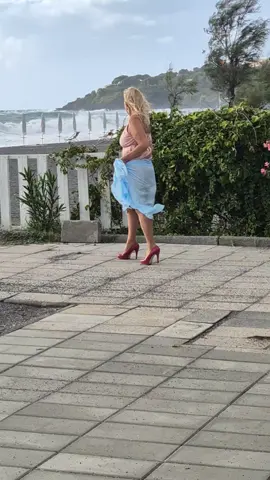 Adoro quando il mare è agitato. #calabria #scalea #fashion #fashionista #FashionistaStyle #modellife #modela #over50andfabulous #wrapmeinthunder #bluezonelifestyle #over50style #over50andfit #colormebeautiful #magical #model #goddess #canadianchick #italygirl #dragontamer #butterfly #unicorn 