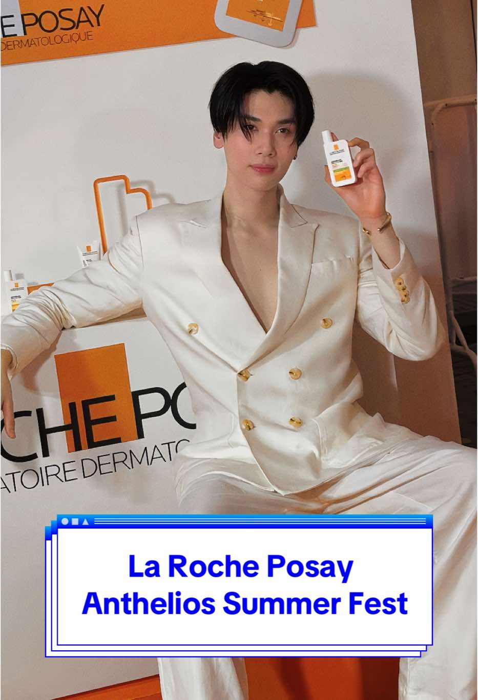 #ELLEMENGrooming ช่วงซัมเมอร์ที่อุณหภูมิประเทศไทยร้อนระอุขึ้นทุกปี La Roche-Posay เวชสำอางจากฝรั่งเศส ได้เปิดพื้นที่ ‘เขตปลอดภัยยูวี’ ใจกลางสยามสแควร์ บล็อก K เพื่อให้ทุกคนได้มาท้าแดดอย่างมั่นใจ พร้อมเปิดตัวกิจกรรมสุดฮอตประจำฤดูร้อน Anthelios Summer Fest ที่จัดเต็มด้วยประสบการณ์กันแดดแน่นๆ และกิจกรรมเอ้าท์ดอร์สุดมันส์ท่ามกลางอุณหภูมิเมืองไทย งานนี้พิเศษกว่าครั้งไหน เมื่อมี 3 หนุ่มสุดฮอต ดัง-ณัฎฐ์ฐชัย, เจเจ-กฤษณภูมิ และ แซนต้า-พงศภัค ที่มาร่วมกิจกรรมท้าทายแดดเมืองไทยไปพร้อมกับผู้ร่วมงานหลายร้อยคน พร้อมเผยเคล็ดลับดูแลผิวรับหน้าร้อนที่ทั้งเท่และมีสไตล์ #ELLEMENReport #ELLEMENThailand  #DunkNatachai  #jaylerr #Santapp #LaRochePosay #LaRochePosayTH #AntheliosSummerFest2025