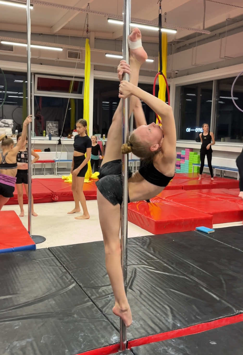 My most flexible and powerful pole sport girl, these are the best exercises for developing flexibility and strength.
