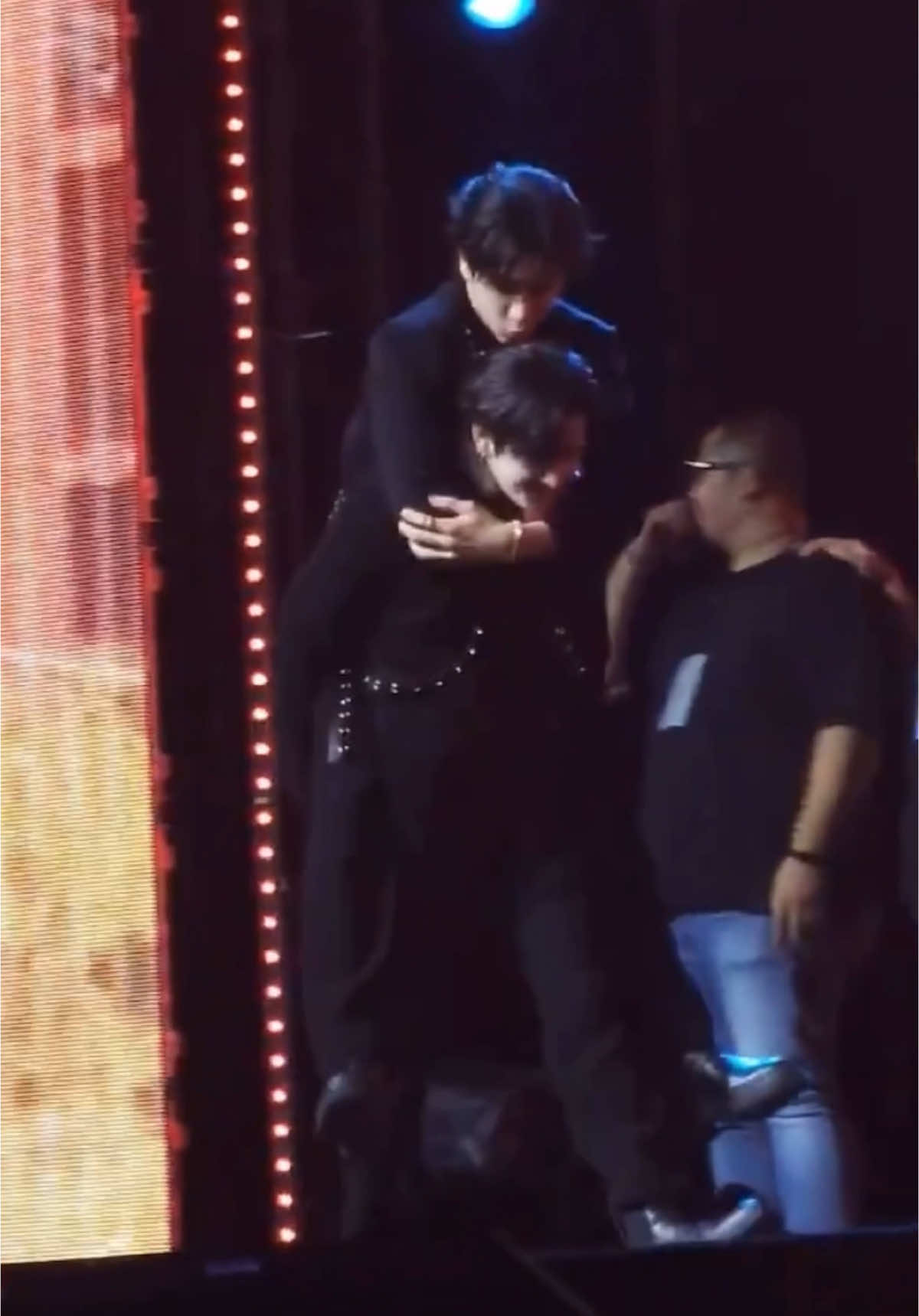 so perth giving santa back hug and santa decided to carry perthhh 😭😭😭🥺🥺🥺🥺🥺😭😭😭😭😭😭😭 (credit Kornranatp from x) #perthsanta #perthsantaedit #yothagun #yothagunedit #perfect10liners #perfect10linersedit #yotha #yothaedit #gun #gunedit #perthtanapon #santapp #perthedit #santaedit #bl #bledit #boylove #angst #Love #core #fyp #foryou