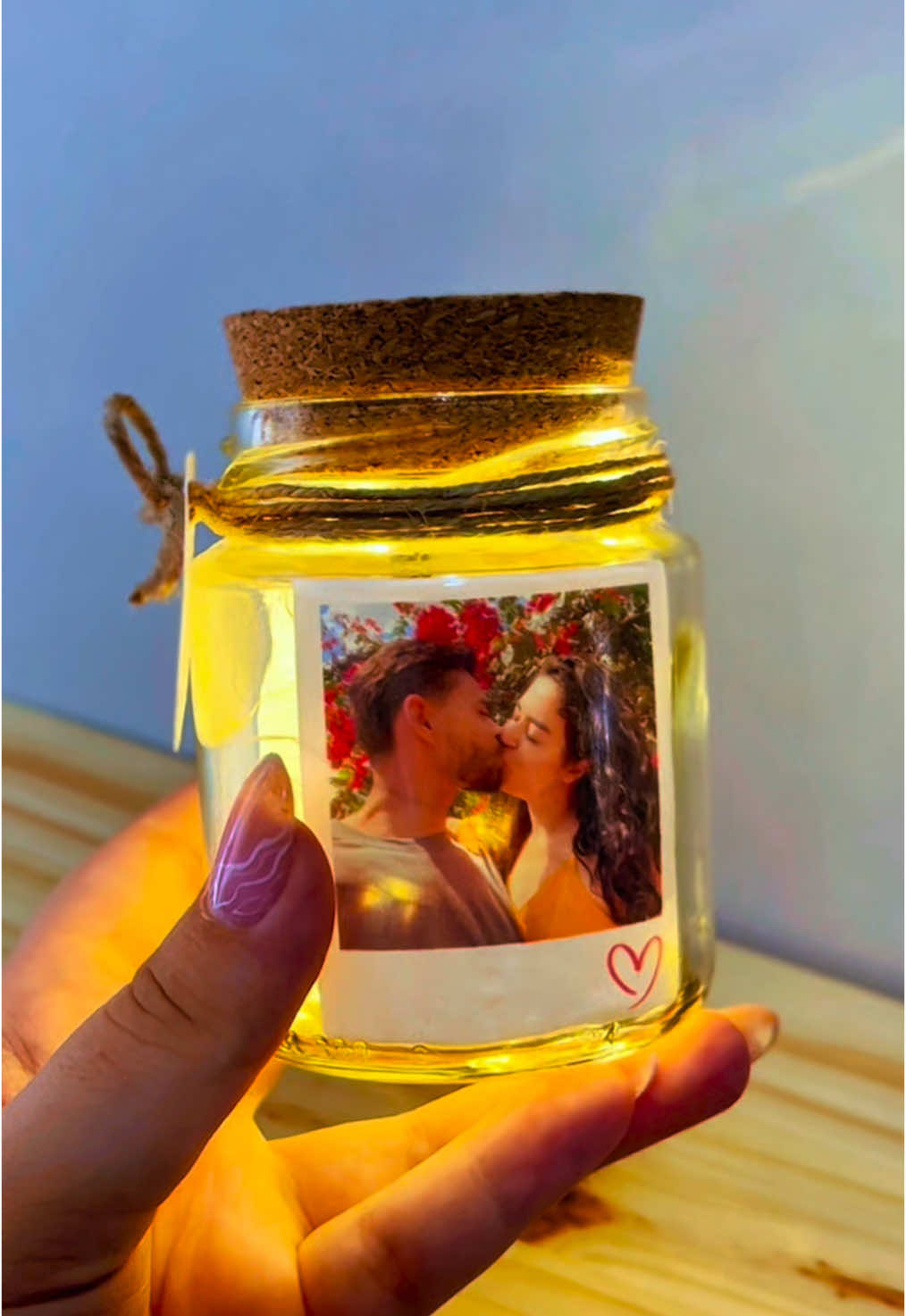 A Luminária Vagalumes é uma luminária no Pote com Fotos Polaroid e Fio de Fada que causa esse efeito mágico!! Tem presente mais especial? #presenteafetivo #luminarianopote #fotonopotinho #potinhocomfoto #presenteparanamorada #diadosnamorados 