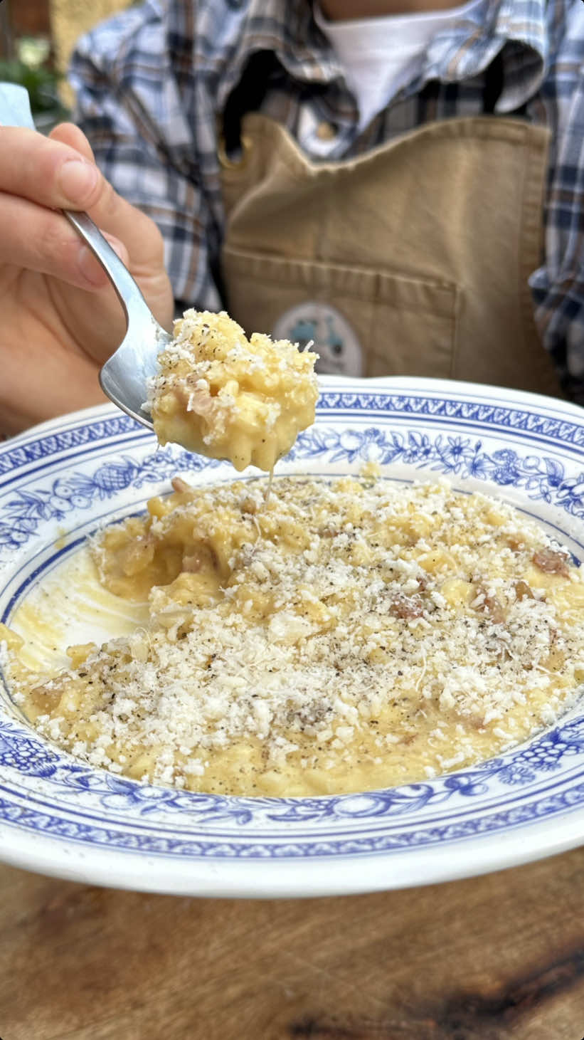 This recipe combines two of my favourite things, carbonara and risotto 🙌  The arborio rice together with the eggs and guanciale creates a creamy, comforting dish that’s packed full of flavour. All the traditional carbonara elements are here to produce the risotto you didn’t know you needed!  Here are the ingredients 👇 Or you can find the full written recipe on my website. Serves: 2 150g guanciale 1 brown onion 180g arborio rice 750ml vegetable stock 3 egg yolks 80g Grana Padano or pecorino Freshly ground black pepper and sea salt 2 tbsp of unsalted butter #carbonara #risotto #carbonararecipe #comfortfood #carbonaraday #recipeshare #italianfood #ciboitaliano #sharingiscaring 