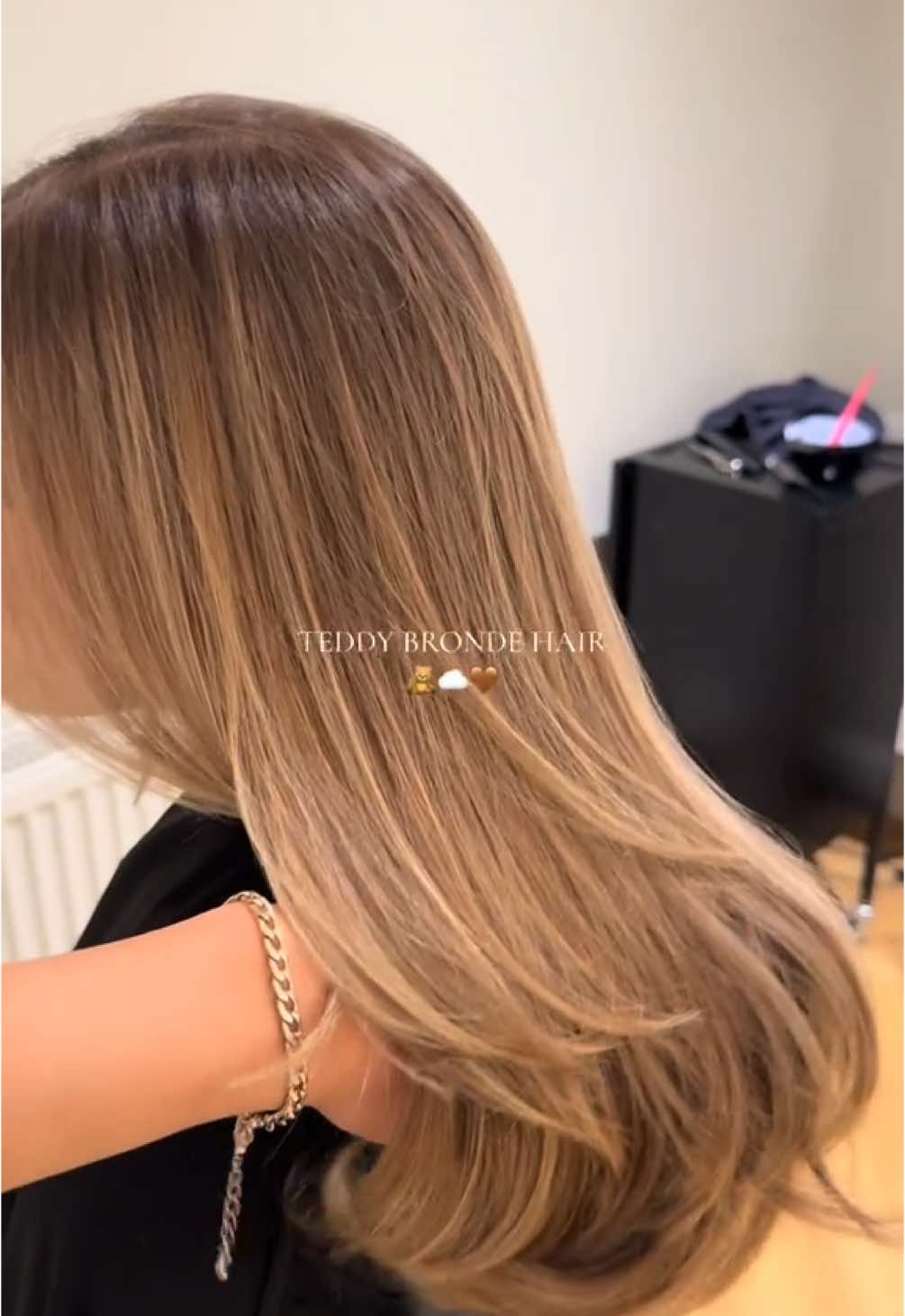 Teddy BRONDE hair, my fav hair color 🧸🤎 @WUMOBERG   . . . . . #brondebalayage #teddyblonde #frisörstockholm #hairtok #blondespecialist #lorealpro #teasylights #dimensionalblonde #blendedbalayage #oldmoneyblonde 