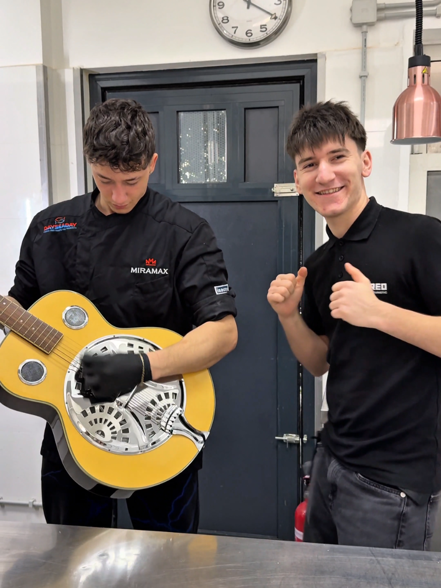 🎶✨️ #guitar #sing #kitchen #kitchenlife #chef #cheflıfe #horeca #restaurant #restaurantlife #souschef #cooking #cookingram #chefstagram #waiter #dance #instrument