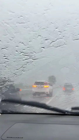 deress banget sampe pada milih berhenti di bahu tol karena jalannya ga keliatan,ga lama di depan ada yang crash sampe ringsek mobilnya #fu #f #jalantol#hujan #panaragan#menggala#km