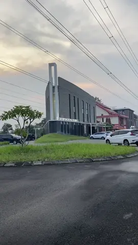 Bersebelahan tapi tidak berisik. MasyaAllah indahnya toleransi. Tempat ibadah 6 Agama jadi satu lokasi 