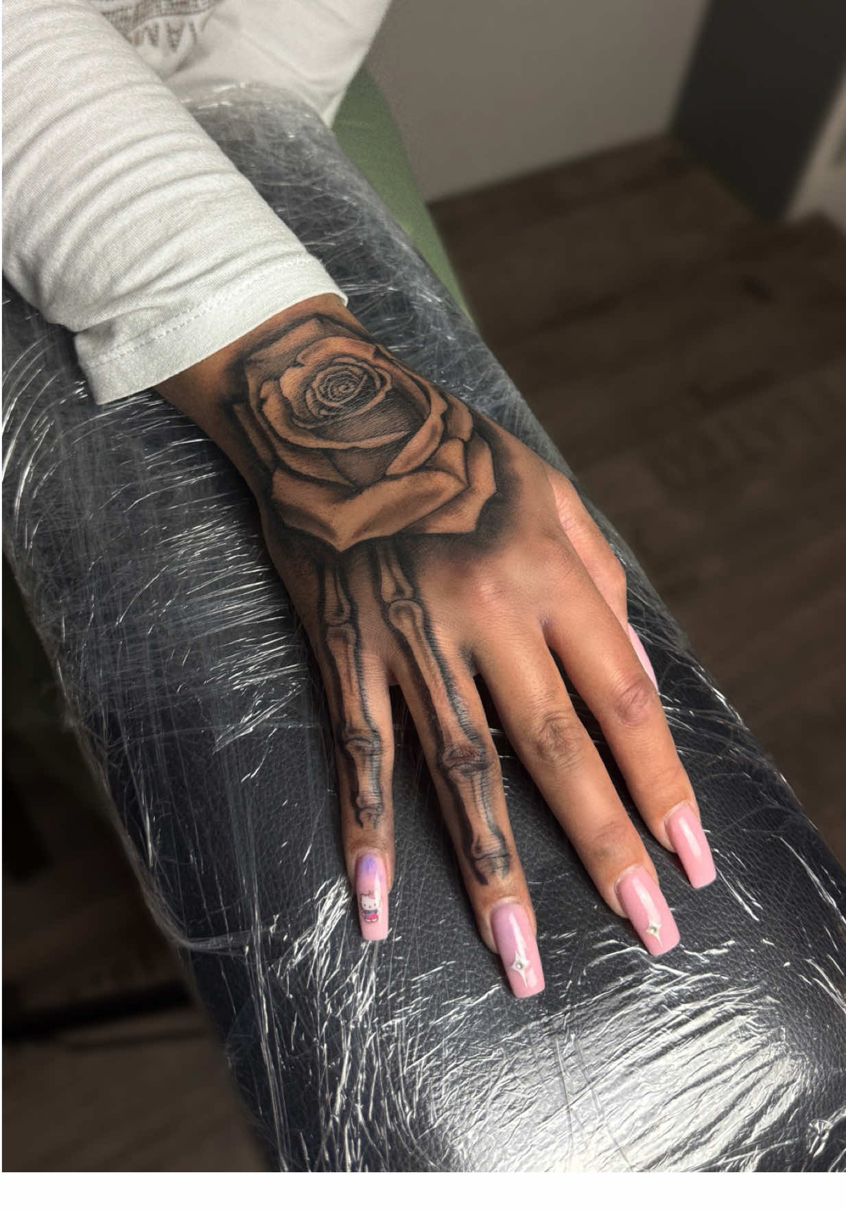 Hand Tattoo 🥀 Insta: Chapoink_ #tattooartist #tattoolovers #inkedlife #tattootok #fyp #tattoovideo #reezy  #inkedgirls #blackandgreyink #rosatattoo