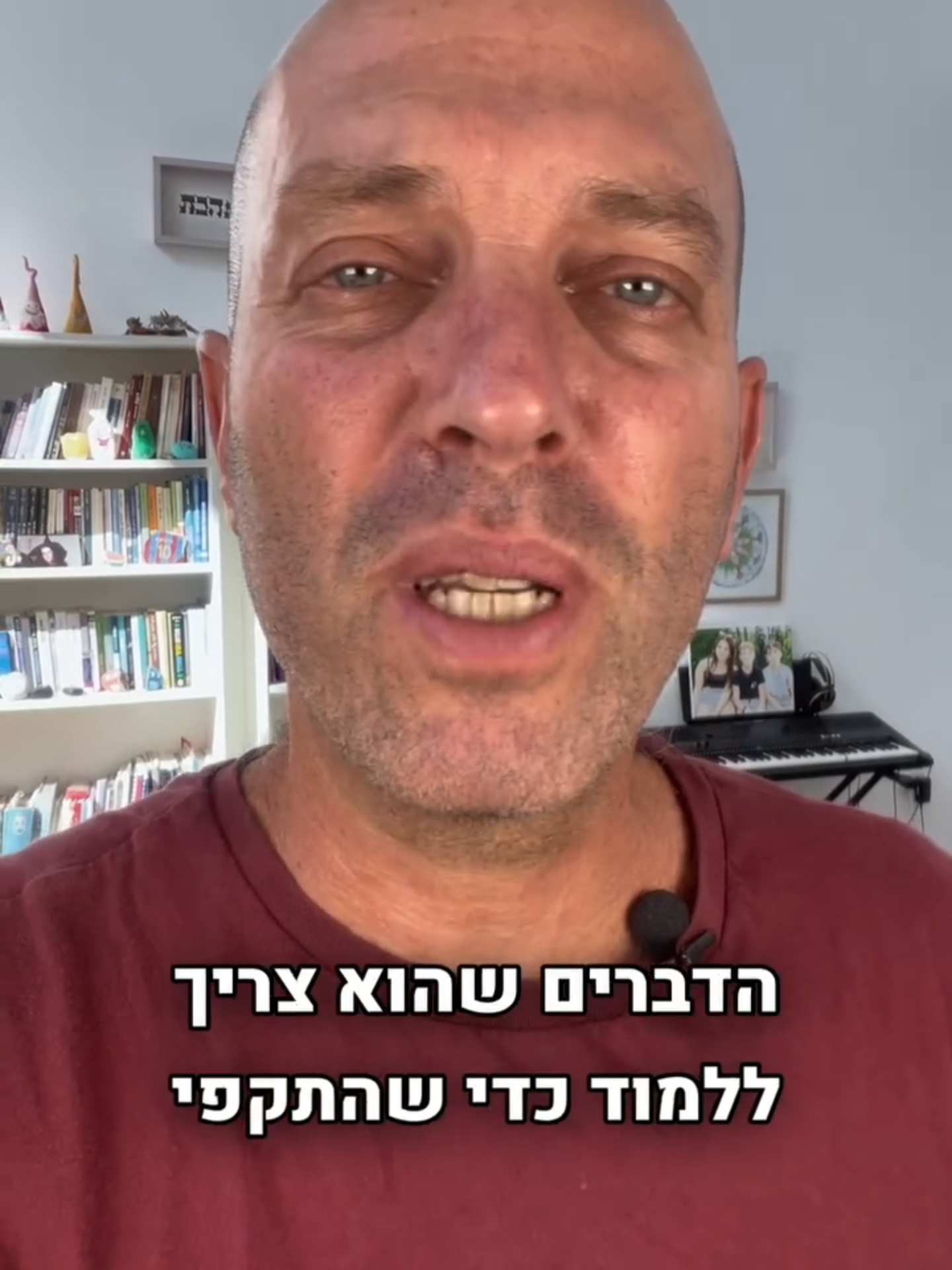 האם יש לי כאמא / אבא אפשרות לשנות משהו באופן התגובה שלי והטיפול שלי  בהתקפי זעם של הילד שלי - כדי לעזור לו רגשית  ולהביא להפחתה משמעותית ואף היעלמות של התקפי הזעם? כדי לדעת אם ההדרכה הקרובה שלנו על ילדים עם התקפי זעם, התעקשויות וטנטרומים מתאימה לכם  ולעזור לכם עם הילד/ה שלכם יש 3 שאלות שאנחנו מזמינים אתכם לשאול - הנה הן: שאלה ראשונה - האם לילד שלי יש התקפי זעם?  האם הוא כועס ומשתמש בכוח כשהוא שומע ׳לא׳ או לא מקבל את מה שהוא רוצה? זה יכול להתבטא בכעס, צעקות, זריקת דברים שימוש בכוח, הרבצות, קללות -  ובדרך כלל גם בהיסגרות וחוסר מוכנות להקשיב וקושי מאד גדול לצאת מהמצב הרגשי הזה. אם התשובה היא כן, נעבור לשאלה הבאה - שאלה שניה - האם אתם מגיבים באחת מהדרכים הבאות - - מסבירים לו כדי שיבין - כועסים עליו - רבים ומתווכחים איתו - מרחיקים אותו - מחזיקים אותו ב׳חיבוק דוב׳ - מתרחקים ממנו עד שהוא נרגע - לא יודעים מה להגיד לו כי נראה שלשום דבר הוא לא מקשיב אם אתם מוצאים את עצמכם באחת מדרכי הפעולה האלה או בכמה מהן, כדאי לעבור לשאלה הבאה - שאלה שלישית - האם אתם מרגישים שכבר אין לכם סבלנות  להתעקשויות, להתקפי הזעם ולכעסים של הילד הזה?  והאם אתם רואים שאתם כבר קצרי-רוח איתו מתעצבנים וכועסים עליו מהר - או שאתם מנסים לגשת אליו בטוב אבל לרוב זה נגמר בתסכול וכעס כלפיו? אלו 3 השאלות ובואו נסכם רגע. אם עניתם כן ל-3 השאלות האלה אז יש לכם אפשרות לעזור מאד לילד שלכם בהתקפי הזעם שלו (ולא משנה באיזה גיל הוא) - באמצעות זה שאתם כהורים תלמדו דרך תגובה אחרת ומה לעשות לפני שהתקפי הזעם מופיעים, איך לנהל אותם בזמן אמת כשהם קורים  ואיזה שיחות לעשות עם הילד אחריהם - כדי להביא להפחתה משמעותית ואף היעלמות שלהם וללמד את הילד שלכם לדבר במקום להשתמש בכוח. בעוד כמה ימים אנחנו מקיימים הדרכת הורים אינטרנטית חינמית: הדרך המלאה לטפל באפקטיביות בהתקפי-זעם וטנטרומים אצל ילדים