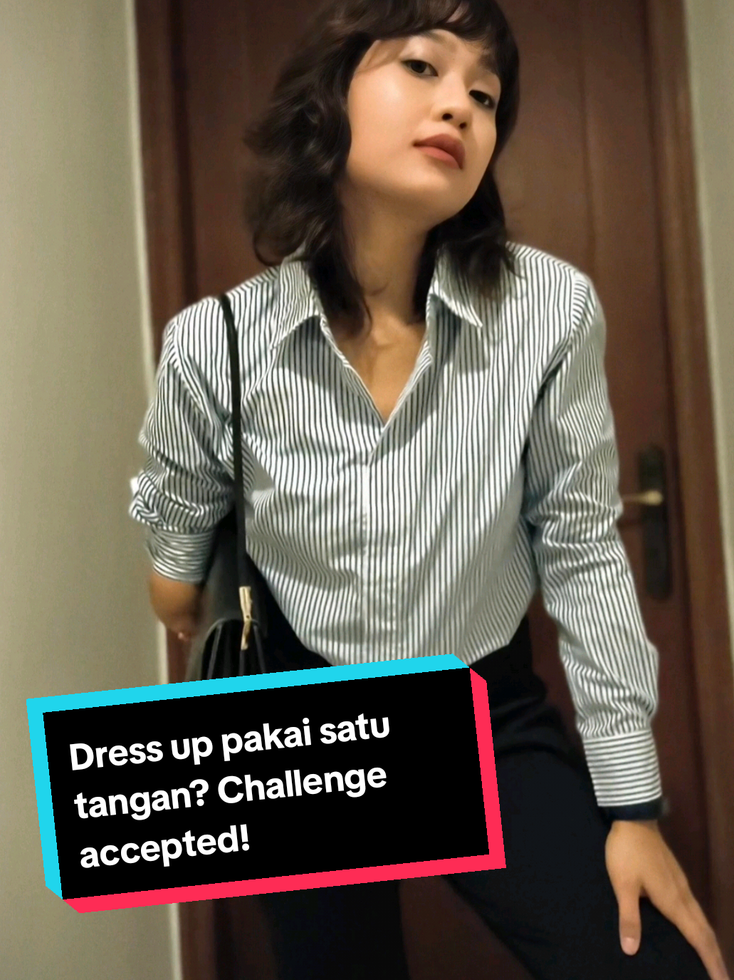 Dulu tuh, kayaknya ribet banget pake kemeja kancing gini apalagi cuma pakai satu tangan😩 Tapi, eh tapi, ternyata ada adaptive fashion dong!  Kemeja ini bener-bener game-changer buat aku!  Tonton deh, aku styling kemeja dari @bhoelan_official  ini, gampang banget ternyata!  Fashion tuh harusnya buat SEMUA orang, setuju kan?  Yuk, kita bikin fashion lebih inklusif!  #adaptivefashion #fashiondisabilitas #inklusivitas #fashionuntuksemua #tipsfashion