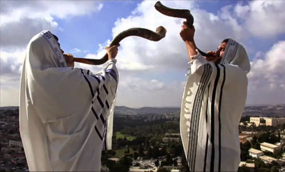 Semasa pergi Lenten Walk 2025.. paduhal audio trumpet ni yg digunakan semasa perjalanan tu..  ingat trumpet apa tadi😅.. lain bunyi2nya.. Trumpet ni dipanggil sebagai trumpet shofar ya... 💕📯 #walkwithHOPE #catholic #bidayuhsingaibau 