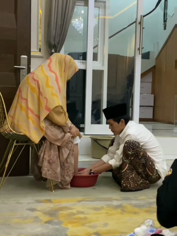 gus iqdam mencuci kaki ibunya begitu cintanya beliau pada ibunya #gusiqdam #gusiqdamblitar