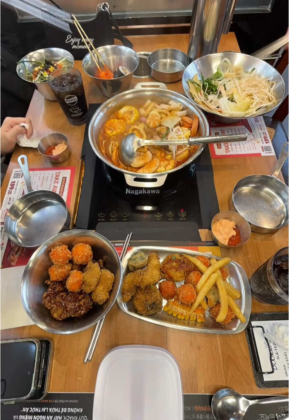 Không review, không đánh giá – chỉ đơn giản là… chén và chill. #chenchill #mukbang #xh #viral #couples #fyp #dookkivietnam 
