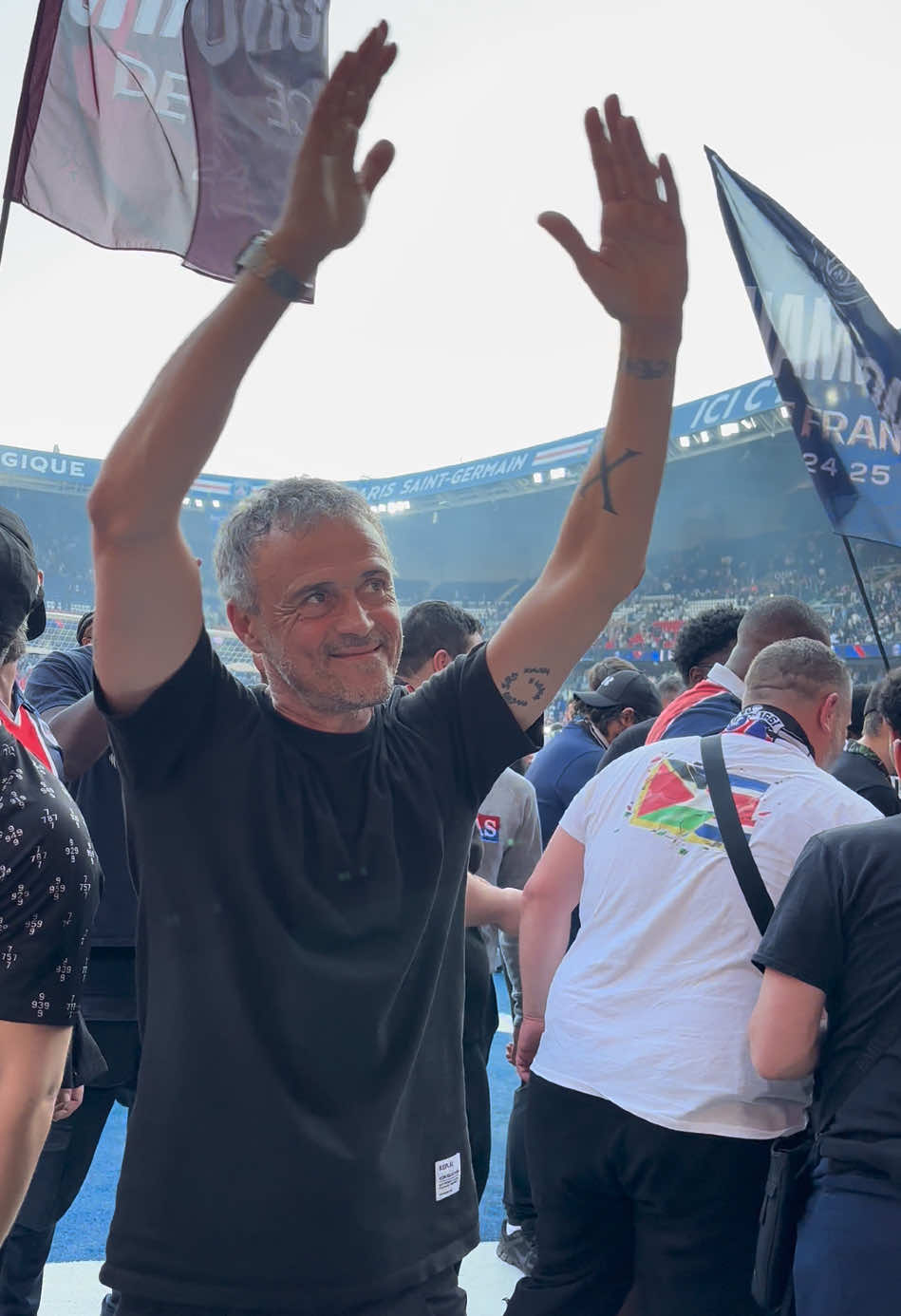 🥹 | Luis Enrique ovationné par les supporters parisiens ! 🏆🔥 #psg #ligue1 