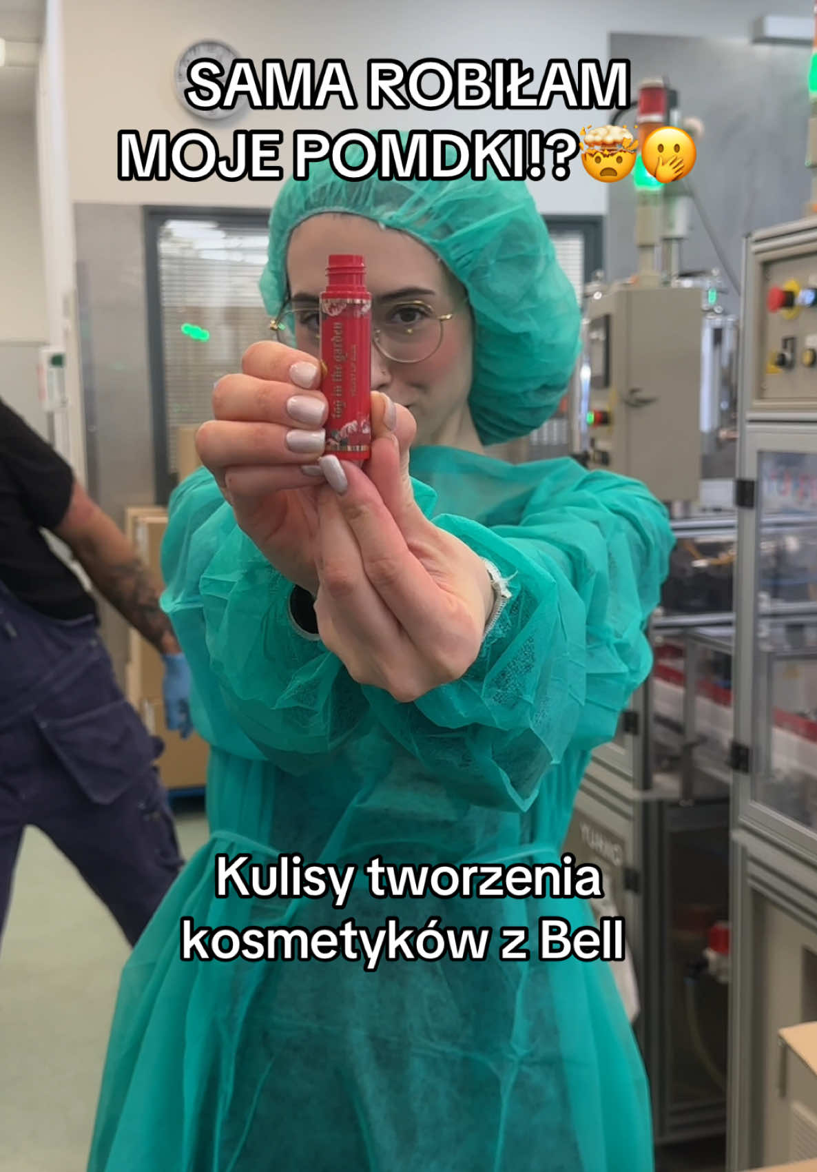 Wiedzieliście, że kosmetyki Bell powstają lokalnie w Józefowie? 😍 Dziś zdradzam Wam kilka sekretów z za kulis i zabieram Was na halę produkcyjną! Bardzo zależało mi by kolekcja powstała w całości u nas, bez sprowadzania komponentów z np Chin. Miałam dzięki temu 100% pewności że będziemy mieć najlepszą jakość! Postawiliśmy na klasyczne opakowania które dobrze znacie z produktów Bell ale opatrzyliśmy je dedykowaną szatą graficzną. Tak by prezentowały się pięknie! Dzięki temu mogliśmy więcej funduszy włożyć w ich wnętrze i stworzyć od zera innowacyjne formuły 🤩❤️ Chcecie więcej takich smaczków? Może macie jakieś pytania dotyczące kolekcji? Dawajcie znać ❤️  [rekIama] #backstage 