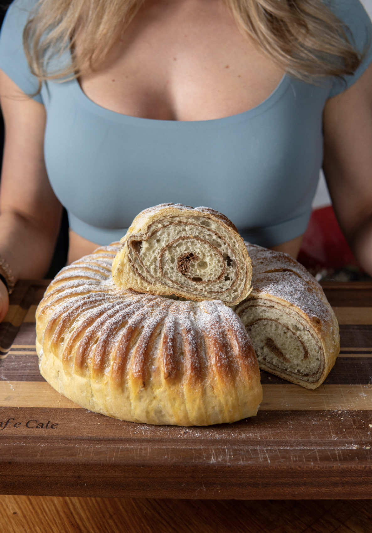 Woll bread🍞 bicolor alla cannella 🫠light ✅ Con questo abbiamo fatto le migliori merende/prenanna dell’ultimo mese 🤤 Una morbidezza che i cuscini gli fanno un baffo 🤫 Rifatelo e fateci sapere 😍 ❤️Lascia un like, salva e condividi il reel🙏 🍩Codice “Fitlovers” -10% sui nostri prodotti @fitporn per supportarci ❤️ Per uno stampo da 24-26cm Ingredienti: -500g farina Manitoba 0 -275ml latte scremato freddo -1 uovo -25g lievito fresco di birra  -10ml olio -7g sale -0.1g sucralosio (o 60g zucchero) Per la parte al cacao: -5ml latte -5g cannella (facoltativa) -3g cacao Procedimento Impasta tutto in planetaria in un colpo finché la massa sarà formata, a questo punto stacca 180g di impasto e rimettili in macchina con i 5ml latte, cacao e cannella facoltativa. Dai un giro di pieghe fono a formare 2 palline da lasciar lievitare coperte (o con pellicola) Rovescia sul bancone lievemente infarinato e stendile a rettangolo, posiziona quella al cacao sulla parte bianca affinché ricopra circa i 2/3 della superficie totale e cerca di arrivare al lato più corto di almeno 40cm.  Applica delle incisioni sulla parte finale bianca e arrotola, quindi posiziona in teglia oleata alla base (deve stare abbastanza larga). Forno (preriscaldato) a 170 gradi, cuoci per 20-22 minuti con una tazza di acqua bollente in forno per un risultato più soffice. Tira fuori, lascia intiepidire e servi alla tua Pallotta preferita. Buono con la crema spalmabile, confettura, da picchiare nel cappuccino o anche da solo ❤️ #woolbread #lievitati #cannella #colazione #cucinaitaliana 