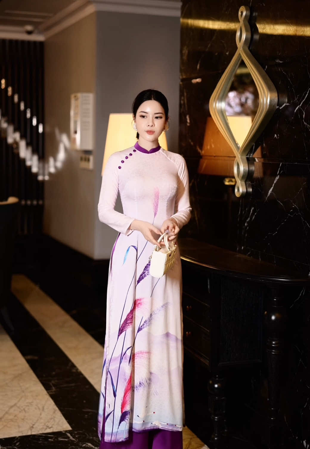 Sự thánh thiện không cần được trang trí bằng lời nói hay ánh đèn. Nó hiện diện trong những điều rất nhỏ: Ánh mắt biết lắng nghe, một cái gật đầu nhẹ, hay cách họ chọn không làm tổn thương người khác, dù hoàn toàn có thể.  Có những người không cố gắng nổi bật, nhưng vẫn khiến người khác nhớ. Không phải vì họ quá rực rỡ, mà vì họ ở đó – nhẹ nhàng, tử tế, và thật . #aodai Áo Dài Đăng Khôi #lookbook #model Nguyễn Minh Phương zl0️⃣9️⃣0️⃣3️⃣2️⃣2️⃣1️⃣1️⃣7️⃣9️⃣ #makeup Giana Nguyen #cameraman Lee Phong