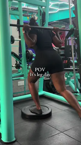 Literally every leg day be like. 😩  What’s your favorite thing about leg day?  . . . . . . . . #gymgirls #legday 