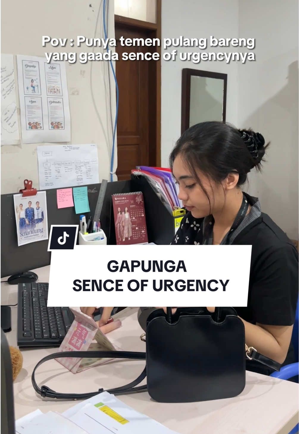 Yang lain udah buru buru, tapi dia masih santai kayak di pantai 🏖️💆‍♂️ #budakkorporatlife #budakkorporat #corporatelifebelike #outfitinspo #OOTDFashion #Lebaran #Belilokal #Belilokaltiktok #FashionGoals #TikTokTrend #fashioncewek #fashionstyle #fashiontiktok #fashionindonesia 