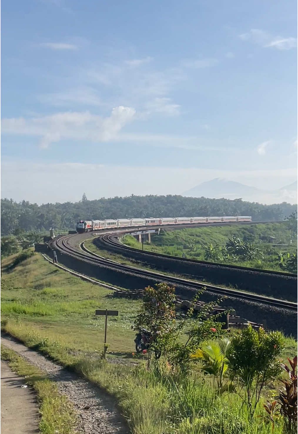 edisi momong bocah, tapi maknya ikutan betah ☺️#kelokmertanview #keretaapiindonesia #jogja #jogjaistimewa 