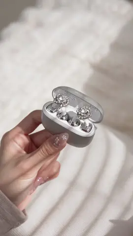 I highly recommend these earphones with ear clips. Their design is beautiful, like jewelry, and they work very well! #TikTokShopSpringGlowUp #tiktokshopspringsale2025 #tiktokmademebuyit #earbudsviral #earbudswireless #headphones